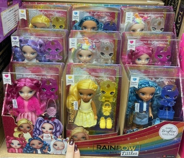 RAINBOW HIGH LITTLES ΚΟΥΚΛΙΤΣΑ 5σχ-ΣΤΑΝΤ 9τεμ.(ΟΛΛΑΝΔΙΑ)